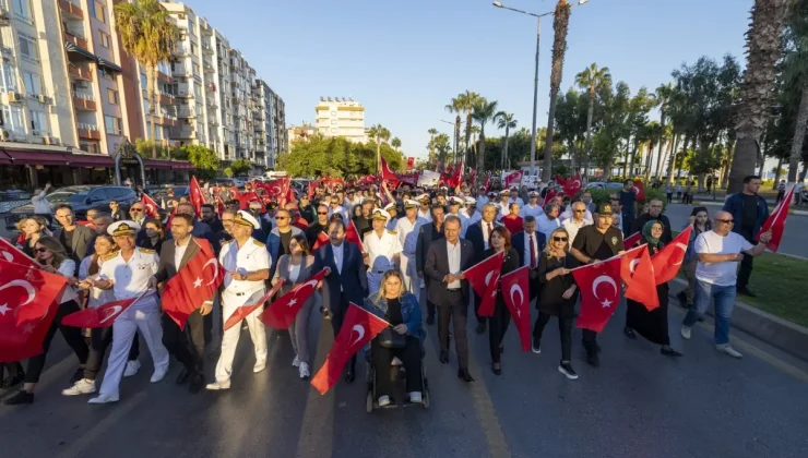 Mersin’de 101 Metre Uzunluğunda Türk Bayrağıyla Yürüyüş Düzenlendi